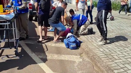 Mulher fica ferida após colisão entre moto e Peugeot na Rua Paraná