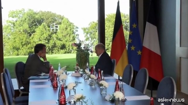 Francia-Germania, Macron e Scholz sorridenti al bilaterale a Evian