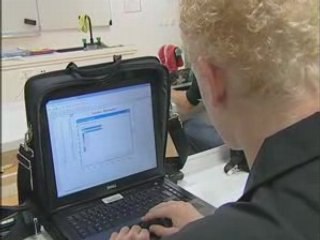 Physique_'un collegien un ordinateur portable'