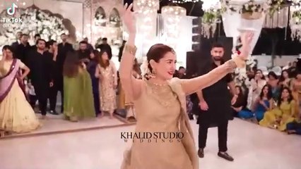 Hania amir’s dance in a wedding #haniaamir #haniaamiedance