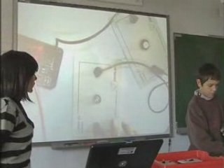 Physique_'un collegien un ordinateur portable'