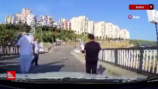 Bursa'da minibüsün dereye uçma anı