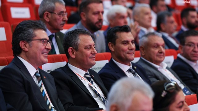 Özgür Özel, kurultayı salonda takip ediyor