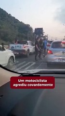 Motociclista bate em carro e agride motorista em Itajaí