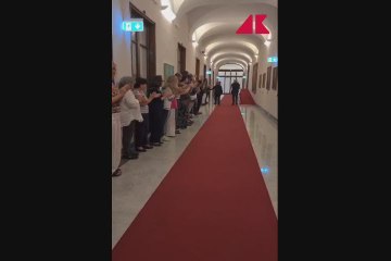 L'addio di Sangiuliano tra gli applausi dei dipendenti - Video