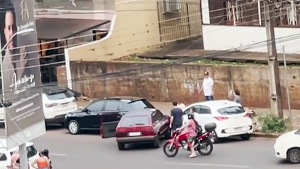 Cacetada! Gol se envolve em acidente com HB20 estacionado no Centro