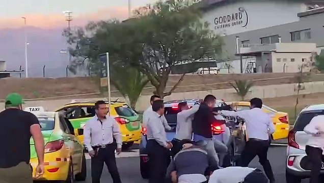 Pelea entre taxistas amarrillos y de aplicaciones se reportó en Quito