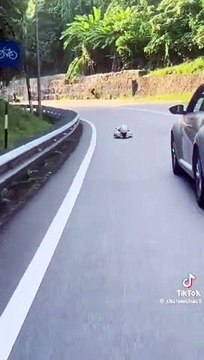 MG Viral : Polis Siasat Pelaku Aksi Berbahaya Guna Papan Luncur di Jalan Raya