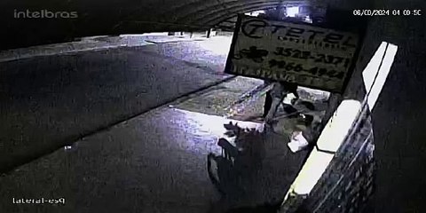 Vídeo mostra ladrão furtando escadas no centro de Goioerê