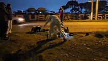 Motociclista bate na moto da frente, perde capacete e cai em buraco no Contorno Sul de Curitiba