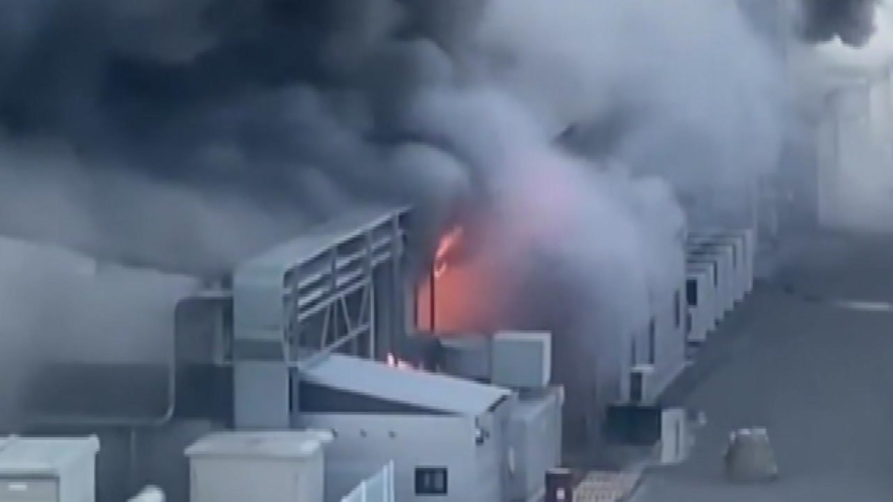 천안 단열재 공장 큰 불길 잡혀..."화상 1명 이송" / YTN