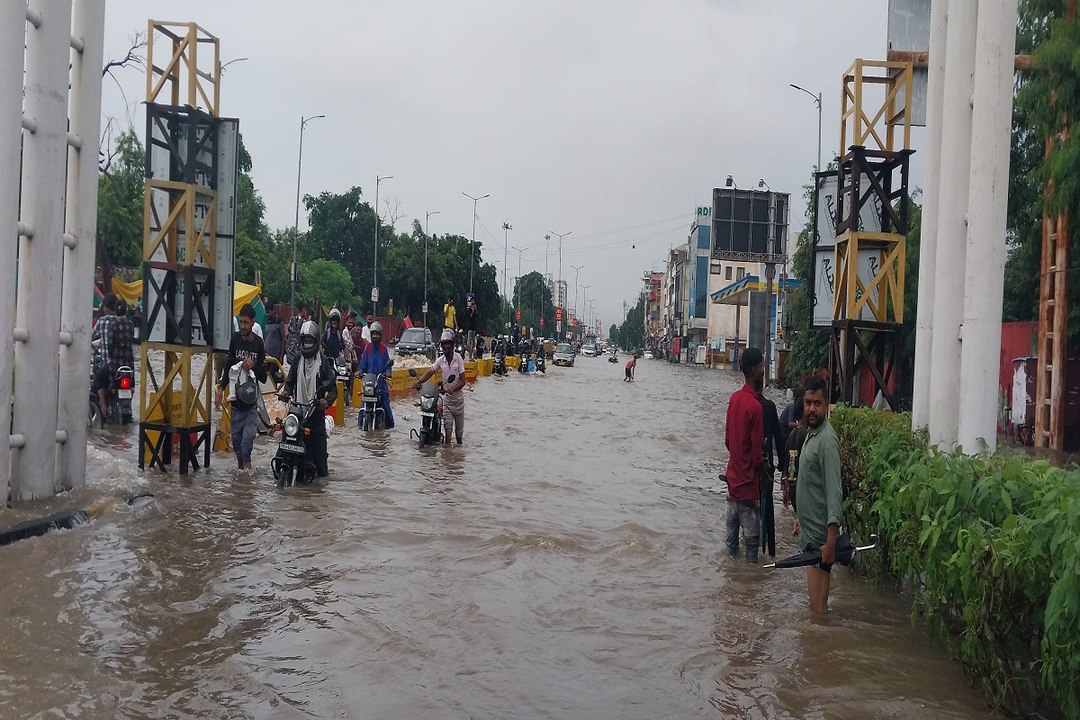 जयपुर में झमाझम बरसे मेघ, देर रात से शुरू हुआ ब...