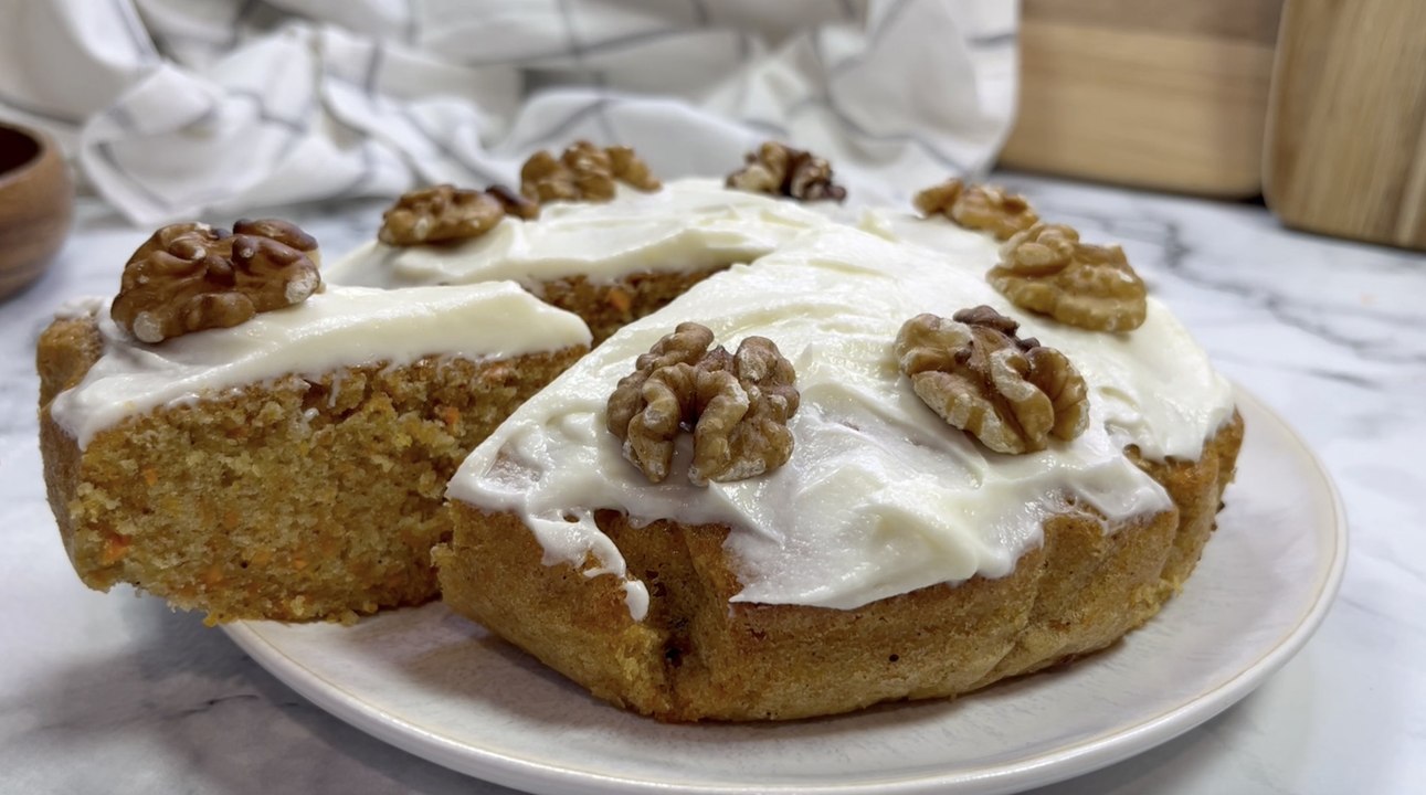 Bizcocho de zanahoria y nueces con frosting de queso - Cocina Fácil