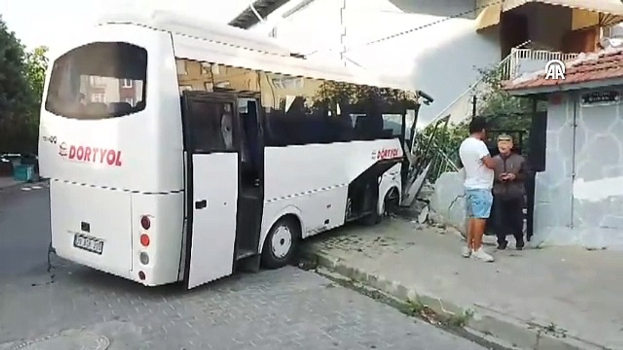 'Dur' ihtarına uymayan midibüs evin duvarına çarptı