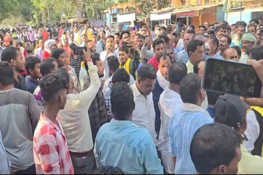 सर्व आदिवासी समाज ने थाने का किया घेराव, एनएच 4 घंटे से जाम
