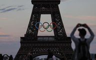 Cerchi olimpici sulla Torre Eiffel anche dopo i Giochi? La proposta della sindaca di Parigi fa discutere