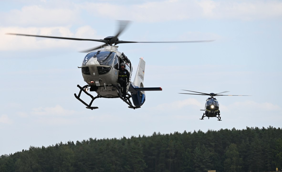 Etliche Hubschrauber der Polizei über den Dächern von Roth