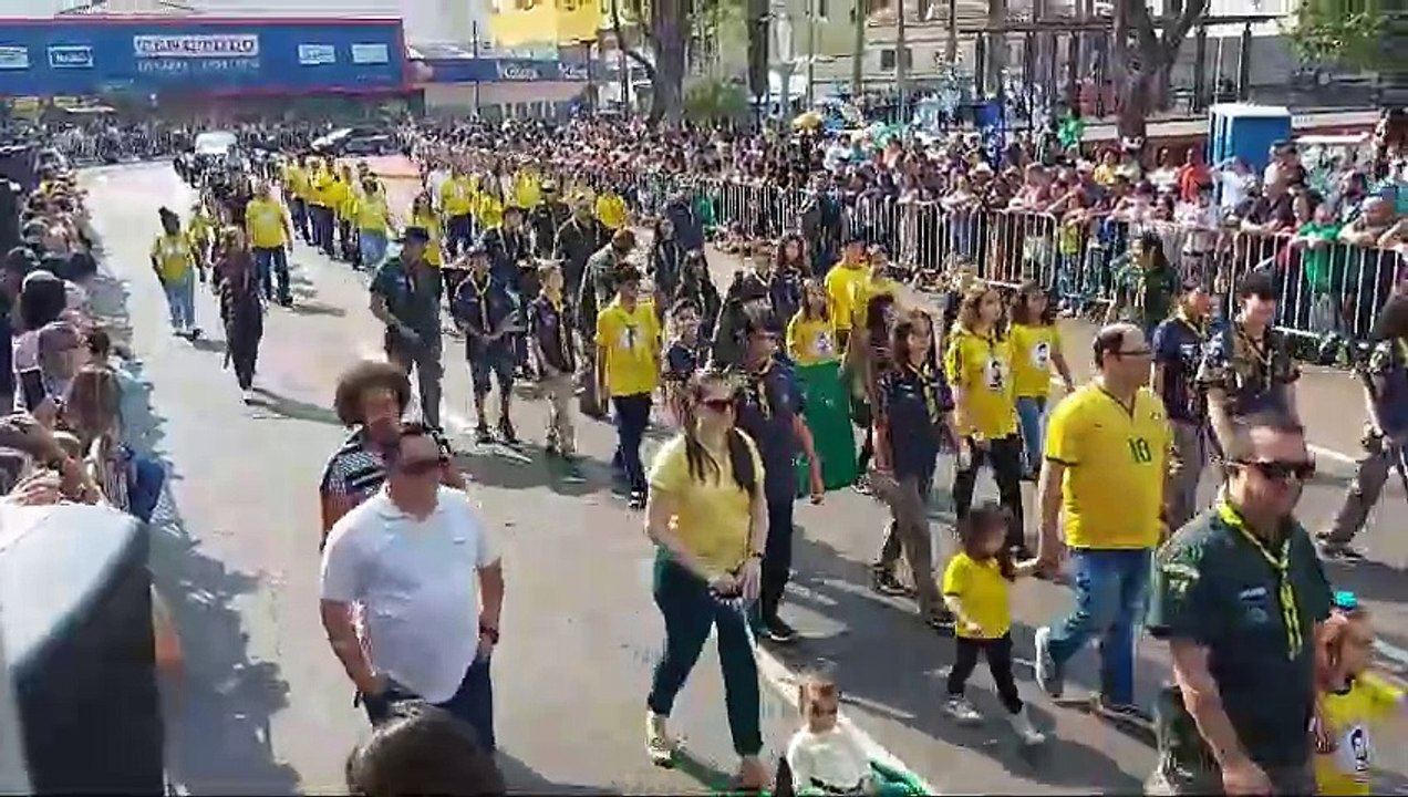 Desfile de 7 de Setembro atrai multidão ao centro de Apucarana; veja