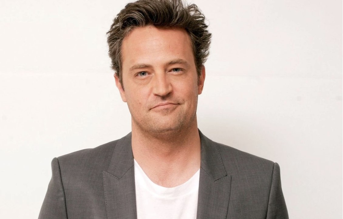 Décès de Matthew Perry : un procès prévu en 2025, deux personnes encourent la prison à perpétuité
