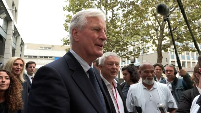 «Je suis sous surveillance de tous les Français», assure Michel Barnier lors d'un déplacement àl'hôpital Necker