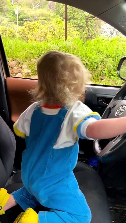 Un papa tente d'arrêter son fils qui fait un délit de fuite... trop drôle