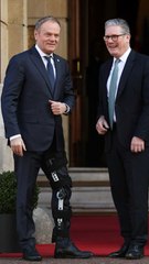 El primer ministro polaco llega a la cumbre con la pierna inmovilizada tras un accidente de esquí