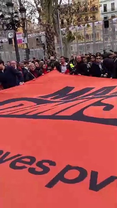 Crits contra Mazón i el govern valencià després de la 'mascletà'