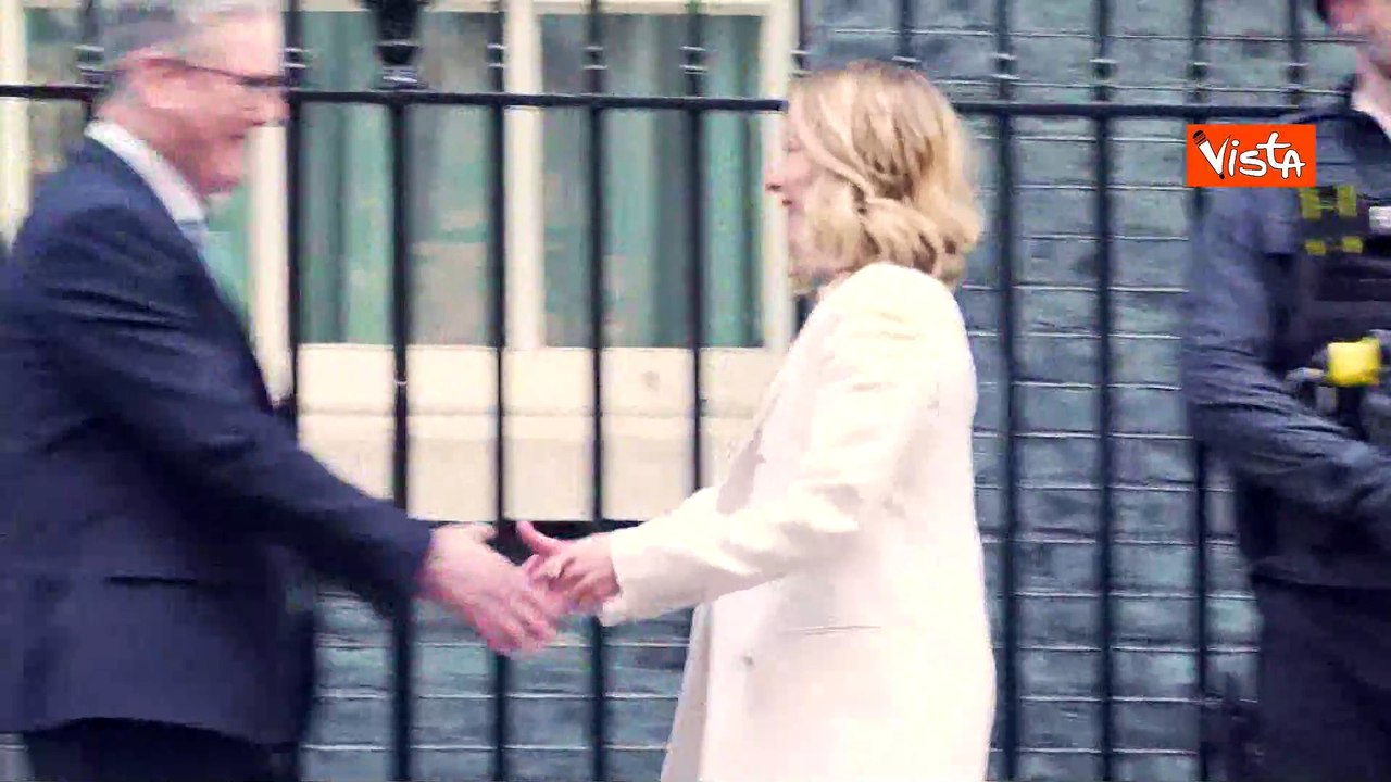 L'abbraccio tra Meloni e Starmer in Downing Street 10 a Londra, le immagini