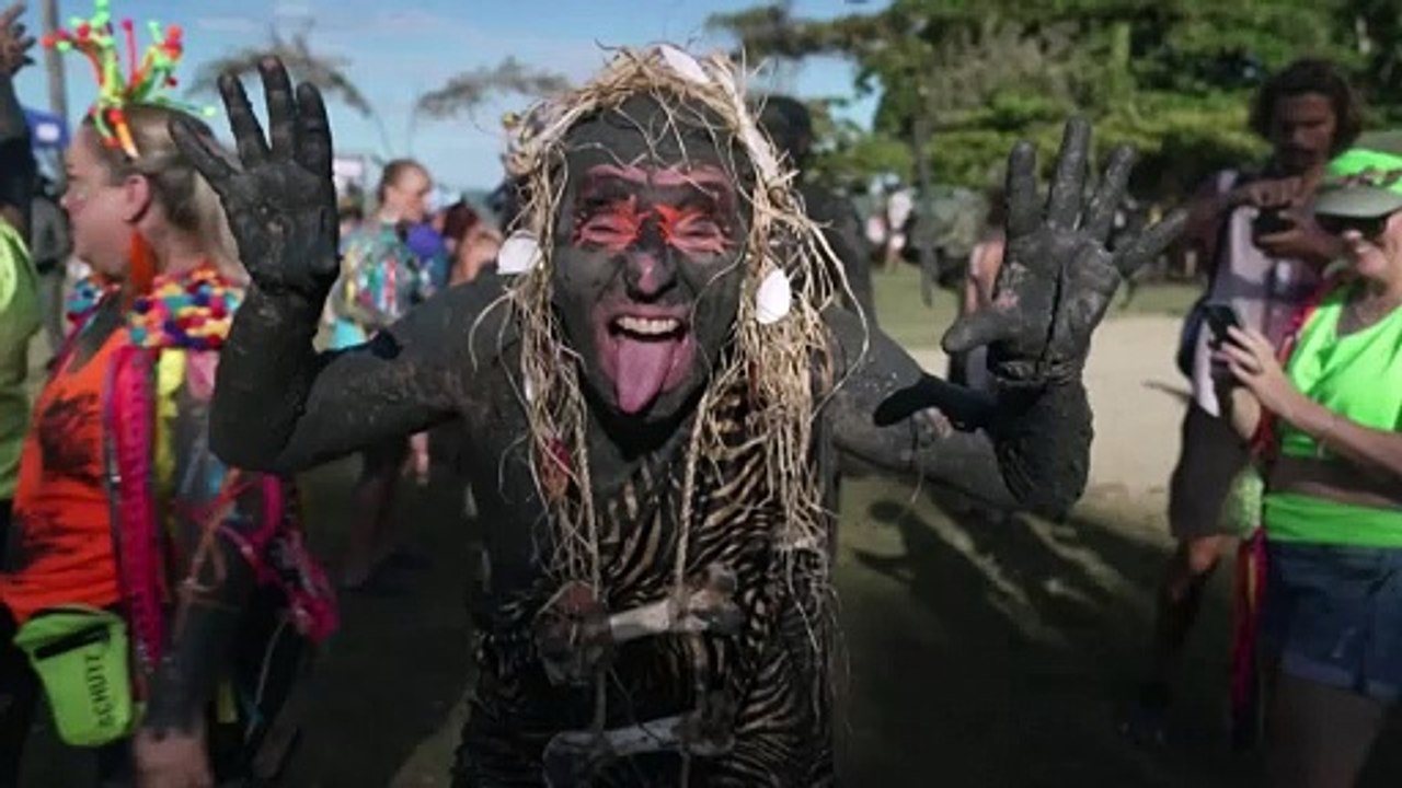 Tradition zum karneval: partygänger feiern im schlamm