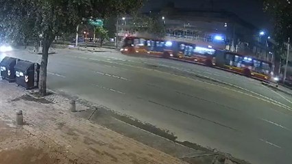 En video: el fuerte accidente de un Transmilenio con un carro en la madrugada de este jueves