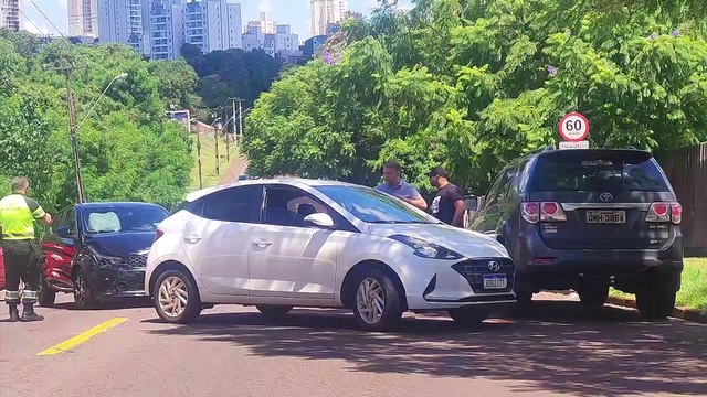 HB20 e Argo se envolvem em colisão na Rua Manaus, em Cascavel