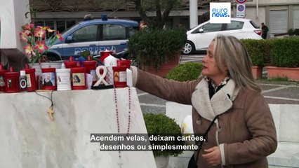 Fiéis rezam pelo Papa Francisco junto ao hospital em Roma