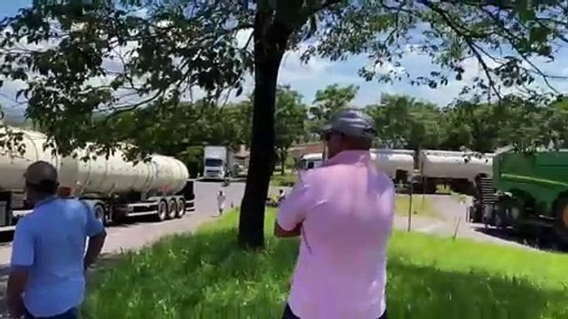 Caminhão quebra e trânsito fica bloqueado na saída de Umuarama para Serra dos Dourados