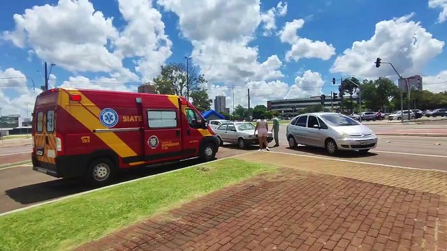 Adolescente fica ferida ao colidir patinete contra Citroën Xsara Picasso na Praça da Bíblia