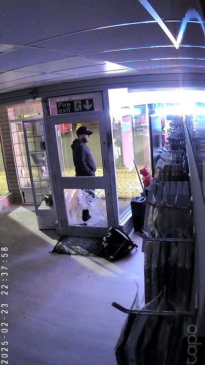 Man crawls through window into Mobile Master in Stamford High Street