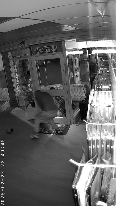 Camera catches men burgling Mobile Master in Stamford High Street