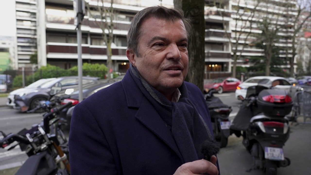 « Absurde de fermer une chaîne qui plaît » : le DG de C8 réagit à la fermeture de sa chaîne