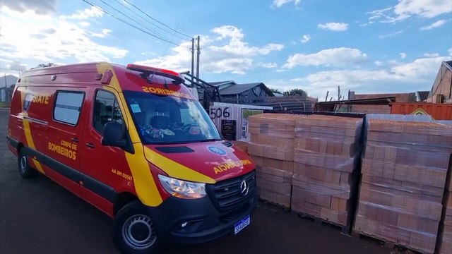 Enquanto entregava ferragens, homem cai de caminhão e fica ferido