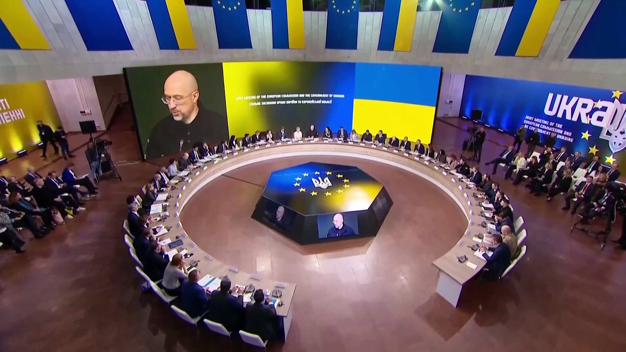 Los europeos expresan reacciones encontradas sobre el apoyo de la UE a Ucrania tras 3 años de guerra