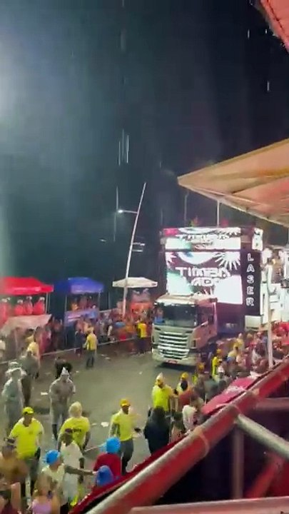 Debaixo de chuva, Timbalada agita foliões no circuito Barra-Ondina