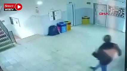 Nefes borusuna şeker kaçan öğrencisini Heimlich manevrasıyla kurtardı