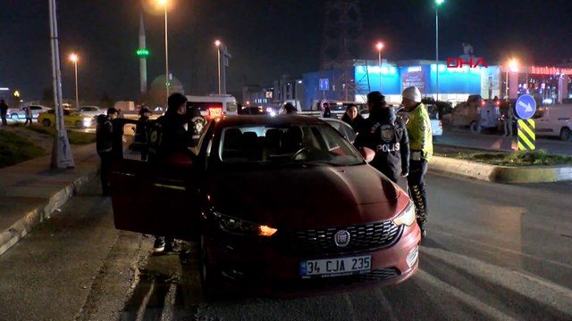 Esenyurt'taki denetimlerde, araçlarında sahte polis kıyafeti ele geçirilen şüpheliler gözaltına alındı