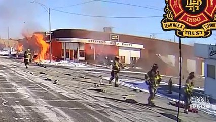 ÖLÜMDEN SANİYELERLE KURTULDULAR! Patlama anı kamerada