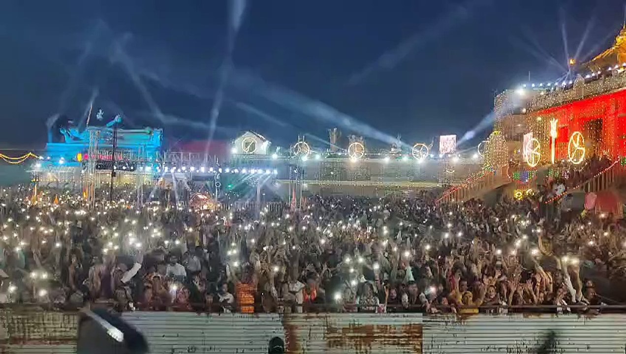 कुबेरेश्वर धाम पर शाम की आरती में देखने को मिला अनोखा दृश्य