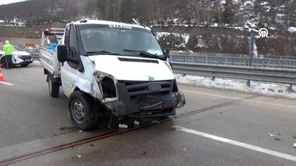 Tokat'ta bariyerlere çarparak karşı şeride geçen pikaptaki 2 kişi yaralandı