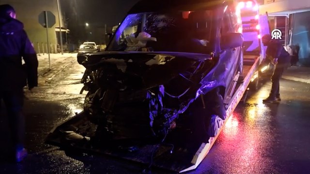 Samsun'da iki hafif ticari aracın çarptığı kazada 3 kişi yaralandı