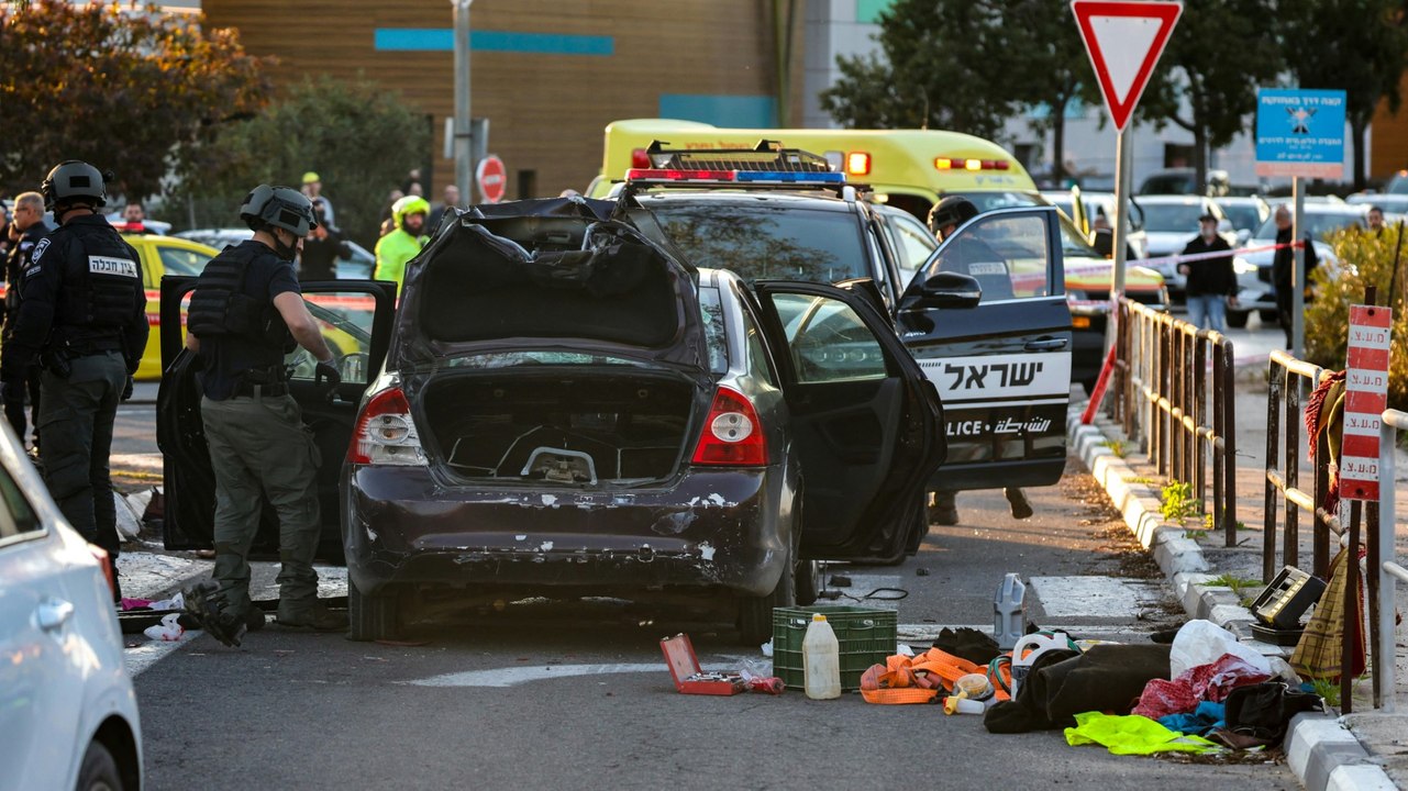 Palästinensischer Autofahrer rast in Menschengruppe nahe Haifa