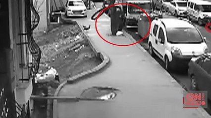 Esenyurt'ta yürüyen kadına horoz saldırdı