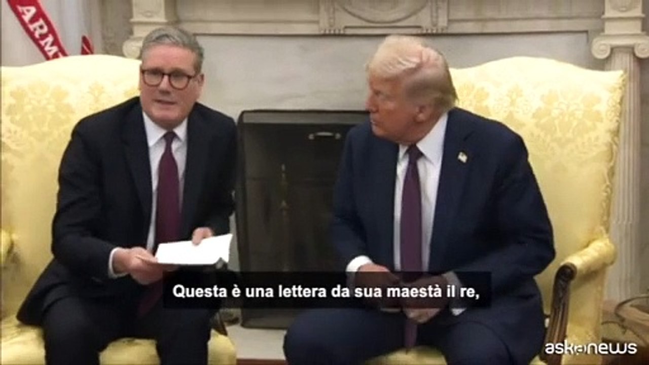 Keir Starmer porta a Trump un invito personale di re Carlo III