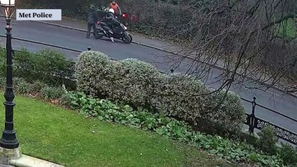 Moment hammer-wielding 'bikejackers' steal man's £4,200 bicycle in Regent's Park